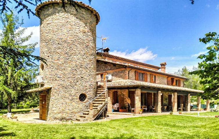 Casa vacanza per 16 persone, con piscina e giardino nonché terrazza in Parco nazionale dei Monti Sibillini