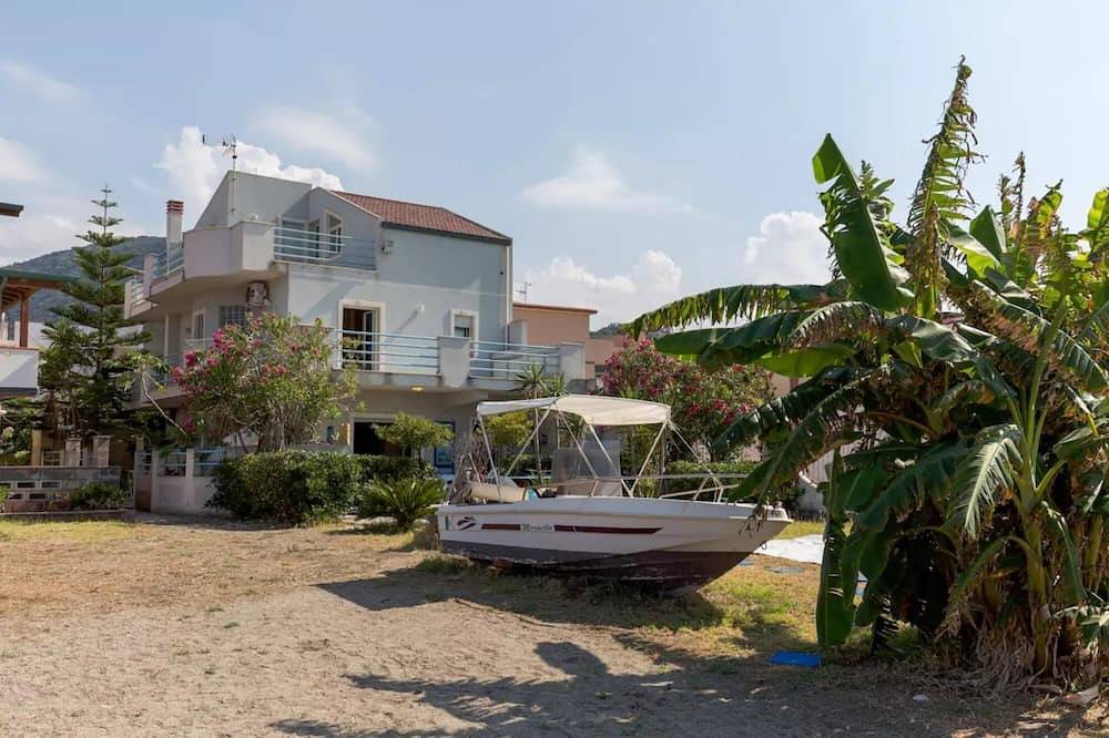 Incredibile villa sulla spiaggia, vista Isole Eolie, accesso diretto al mare in Mongiove, Patti