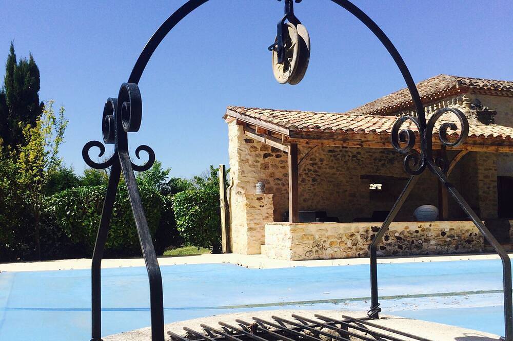 Belle Maison De Vacances En Pierre Confortable Au Calme  Avec Piscine Privative in Paulhiac, Région de Villeneuve-sur-Lot