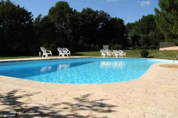Location de vacances pour 8 personnes, avec jardin et piscine à Flayosc