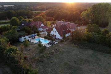 Gîte pour 28 personnes, avec jardin dans Lys-Saint-Georges