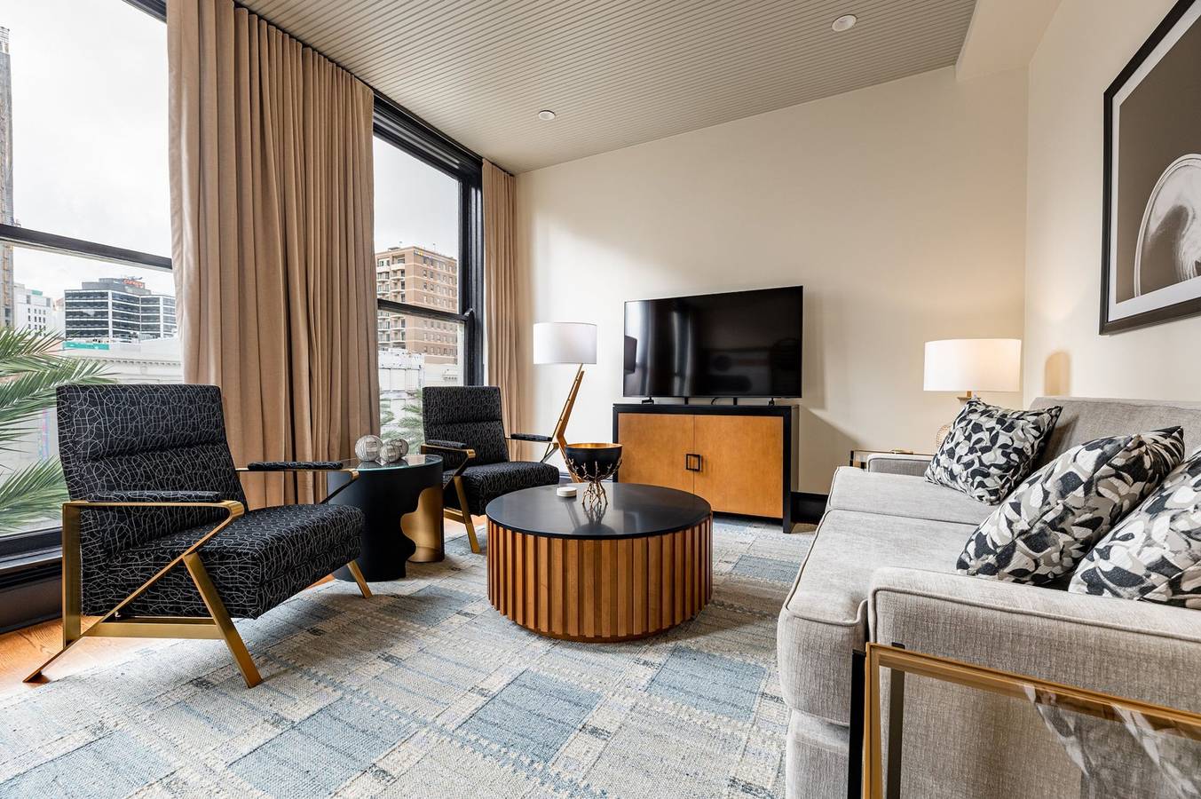 Apartamento entero, 2Br Floor-to-Ceiling Canal Street Views | The Mayfair in Storyville (New Orleans), New Orleans
