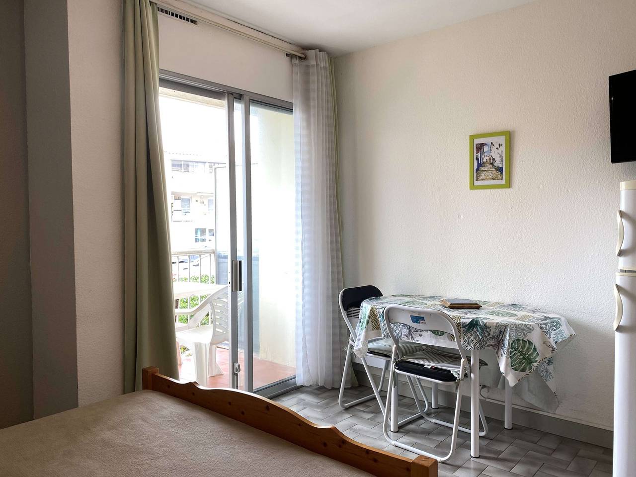 Entire studio, Cozy Studio with Balcony & Wi-Fi Near Charles de Gaulle Park in Balaruc-les-Bains, Côte d'Améthyste