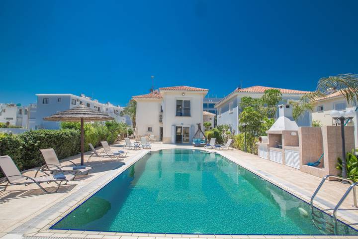 Villa for 8 people, with Ocean view and Balcony/Terrace as well as Garden in Cyprus