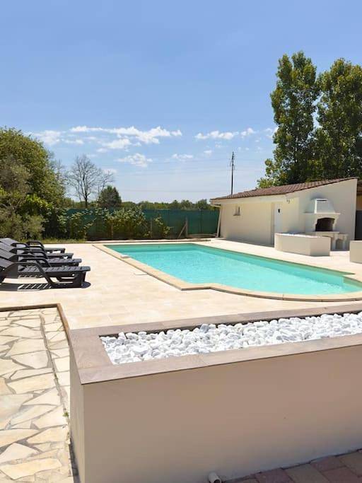 Location de vacances pour 20 personnes, avec jardin et piscine à Izon - 2