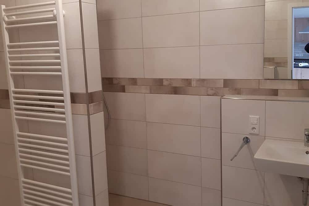 Ganze Wohnung, Freundliche, neu eingerichtete Ferienwohnung  mit guter Verkehrsanbindung! in Hatten, Naturpark Wildeshauser Geest