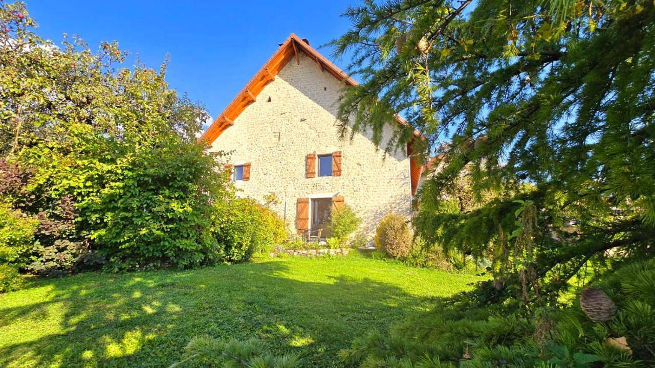 Double Room with Private Bathroom in Lompnieu, Belley