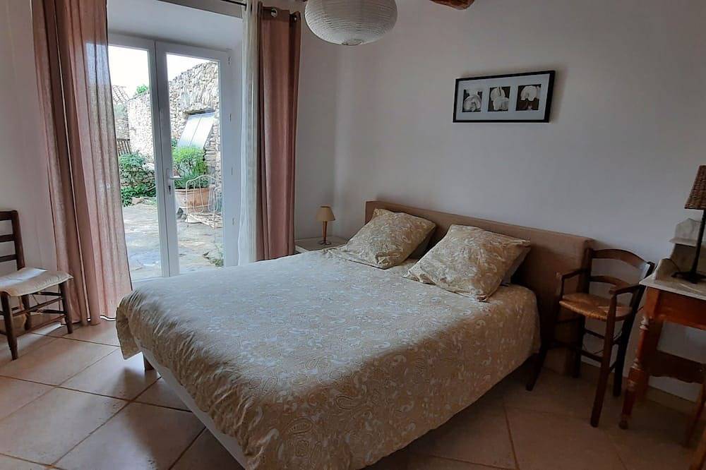 Country house (sleeps 8, 10) in a quiet location, with a superb view of the Luberon. in Roussillon, Parc naturel régional du Luberon