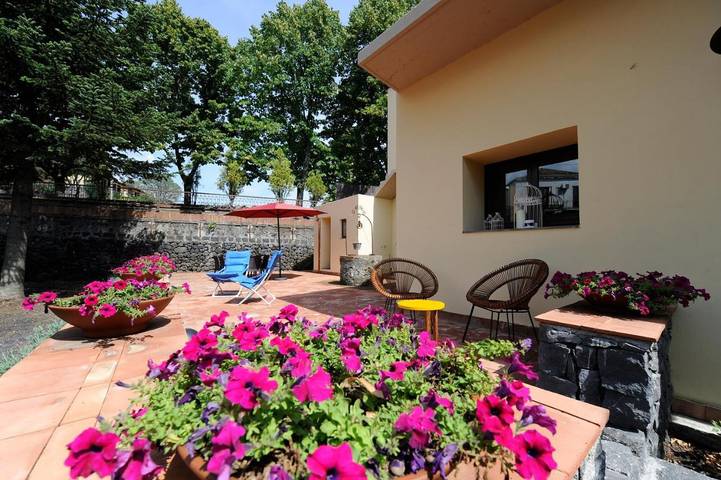 Location de vacances pour 3 personnes, avec vue et jardin à Milo - 2