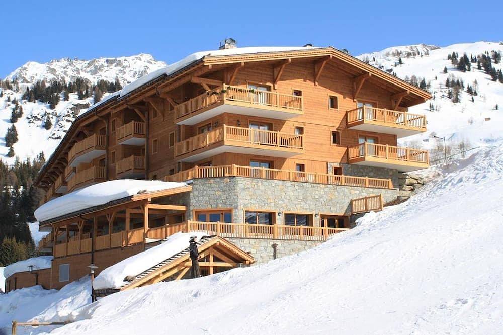 Ganze Wohnung, Arc 1800 Iseran, beheiztes Schwimmbad, Ski-in-Ski-out, überdachter Parkplatz, großer Balkon in Arc 1800, Bourg-Saint-Maurice