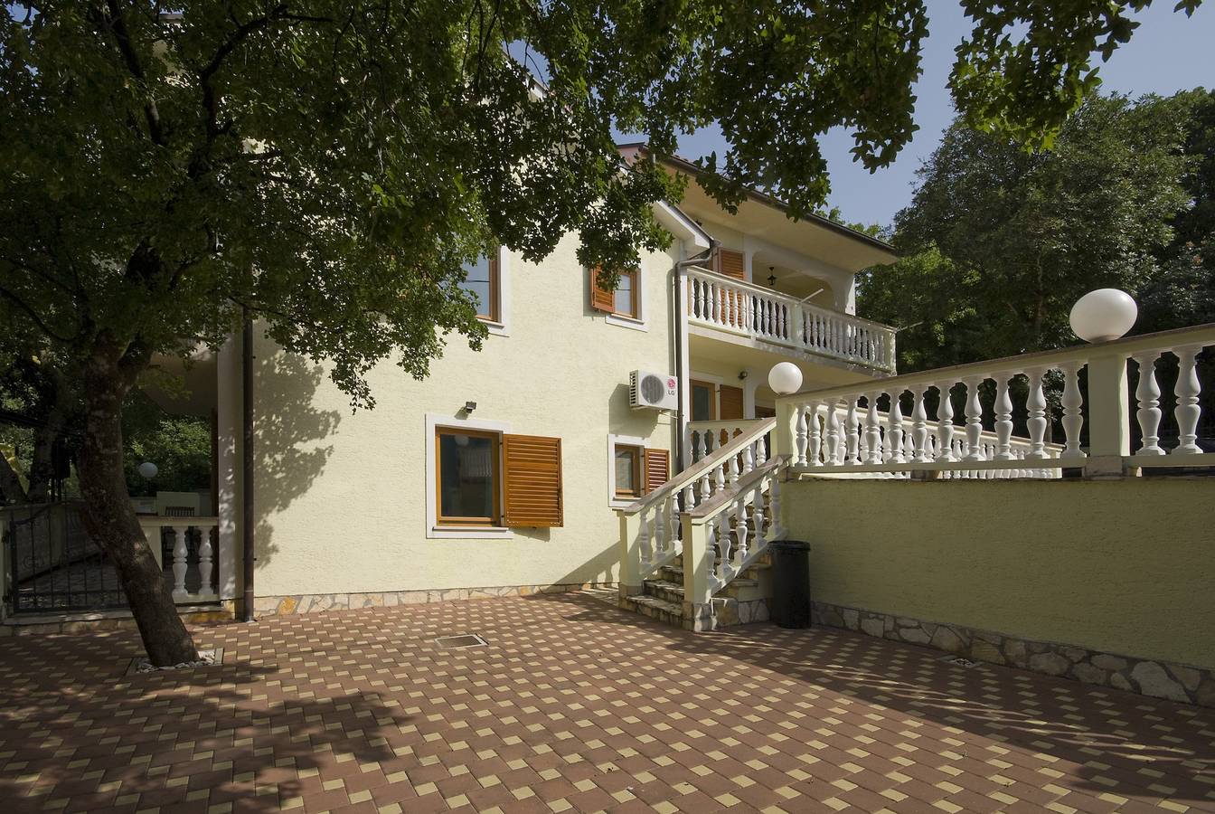 Ganze Wohnung, 1-Zimmer-Ferienwohnung mit Terrasse Povile, Novi Vinodolski A-2398-c in Povile, Primorje-Gorski Kotar