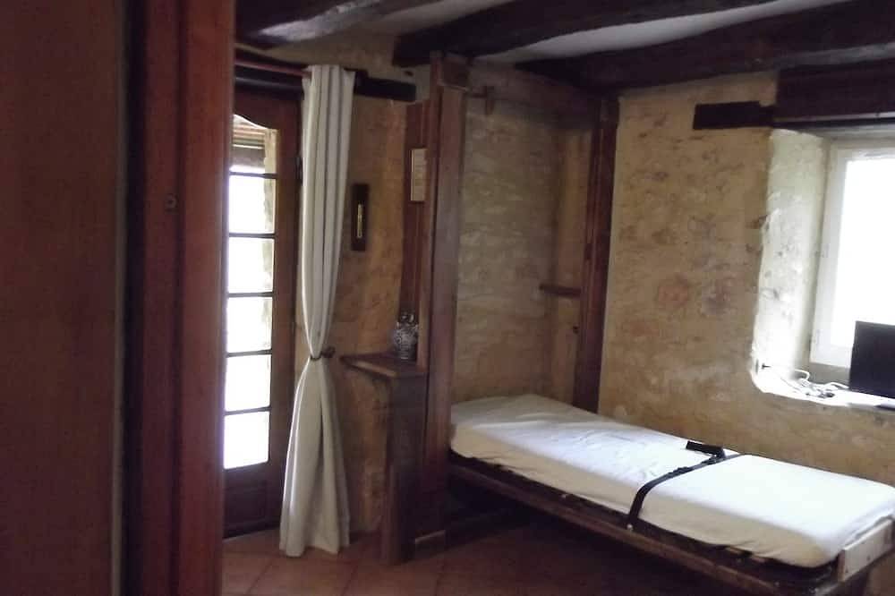 Periwinkle or courtyard cottage in Salignac-Eyvigues, Périgord Noir