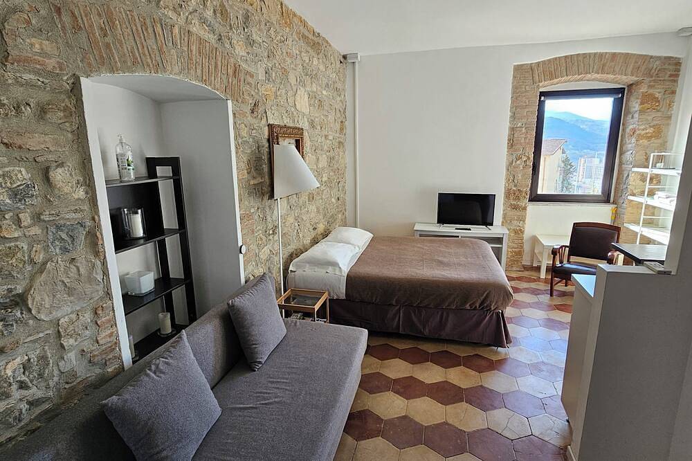 Quadruple Double Studio and Sofa Bed and Private Parking in Loco in Potenza, Potenza Provinz
