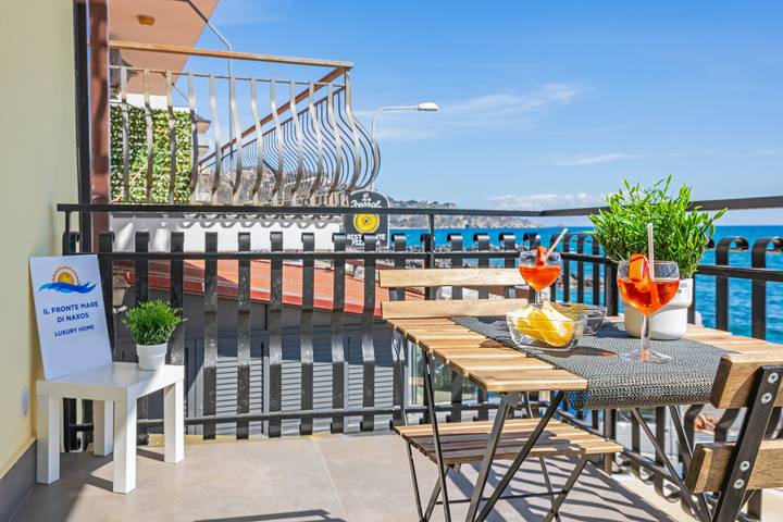 Appartamento intero, Appartamento Vacanze "Il Fronte Mare Di Naxos Sunrise" con Vista Mare, Balcone e Wi-Fi in Giardini-Naxos, Provincia di Messina