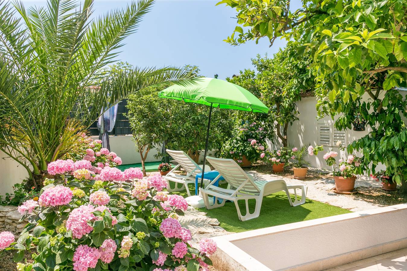 Ganze Wohnung, 2-Zimmer-Ferienwohnung mit Terrasse und Meerblick Okrug Donji (Ciovo) A-11144-a in Okrug Donji, Ciovo