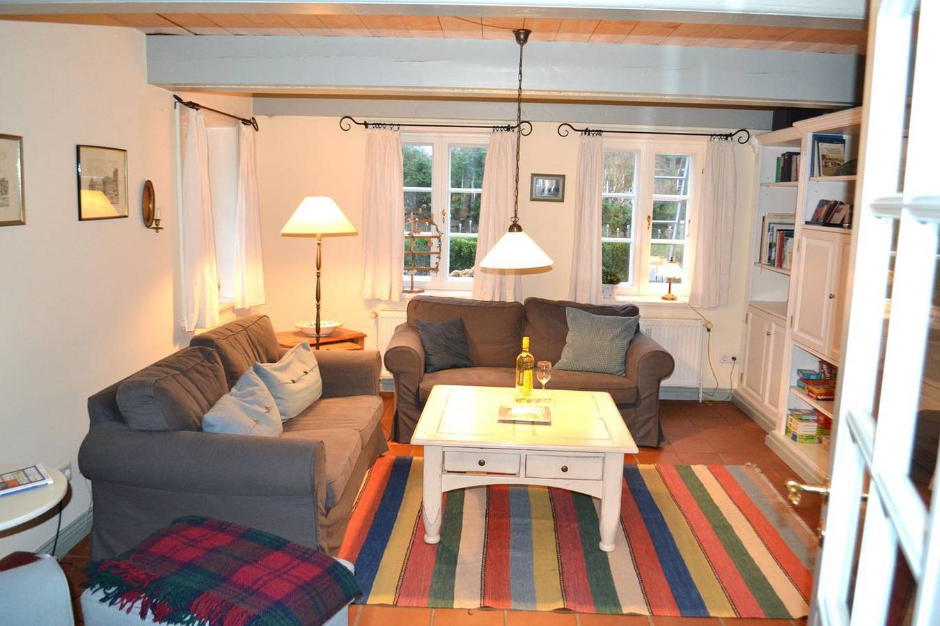 Ganze Wohnung, Das grosse Ferienhaus hat eine sehr gemütliche Atmosphäre. Im Wohnbereich sorgt ein einladender dänischer Ofen für wohlige Wärme, besonders an kühleren Abenden. Die Einrichtung und die liebevollen Details verleihen dem Haus einen besonderen Charakter. Das Objekt verfügt über zwei komfortable Schlafzimmer, die ausreichend Platz für alle Gäste bieten. Die voll ausgestattete, offene Küche lädt dazu ein, gemeinsam zu kochen und die regionalen Köstlichkeiten zu genießen. Der Essbereich ist der perfekte Ort, um gesellige Abende zu verbringen. Ess- und Küchenbereich bieten Ausblick und Zugang auf die großzügige, blickgeschützte Terrasse und den herrlichen Garten mit Sandkiste und Liegewiese. Sonnenliegen mit Auflagen befinden sich im Gartenhaus. Mit Hund: Kaution 100,00 Euro Dieses wunderschöne reetgedeckte Haus verfügt über ein großes Wohnzimmer, offene Küche, sehr geräumigen Essbereich, ein Duschbad mit Wc sowie ein separates Wc, zwei Schlafzimmer mit insgesamt einem Doppelbett, einer Schlafcouch und einem Hochbett. Zu den Annehmlichkeiten des sehr gemütlich, persönlich und geschmackvoll eingerichteten Ferienobjektes gehören u.a.: Kabeltv-Gerät, Stereoanlage mit Cd-und Dvd-Player, Geschirrspüler. Herzlich willkommen zu einem erholsamen Urlaub auf der grünen Insel Föhr! Oevenum ist eines der größten Inseldörfer. man wohnt ruhig und ländlich, hat aber alle Vorteile des nahe-gelegenen Wyk. Außerdem kann man sich im Sommer 1 x wöchentlich - donnerstags - auf dem Bauernmarkt mit allem Frischen, Leckeren und Duftenden eindecken. Die Unterkunft beträgt 100qm für Eg 5 Personen. in Oevenum, Föhr