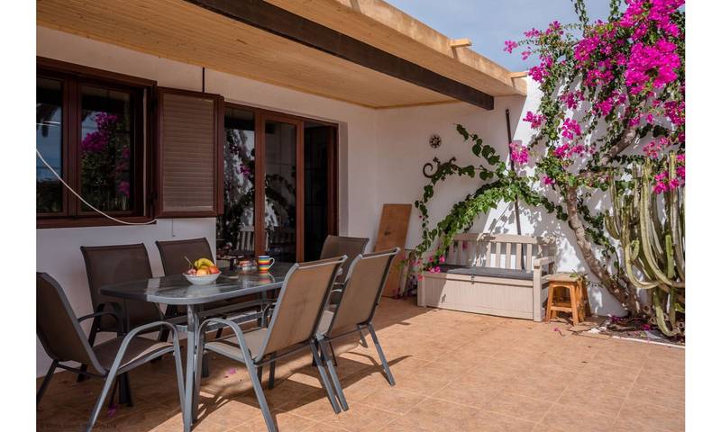 Entire apartment, Holiday Apartment "Puerto Chico V" with Sea View, Shared Pool & Wi-Fi in Playa Blanca, Yaiza