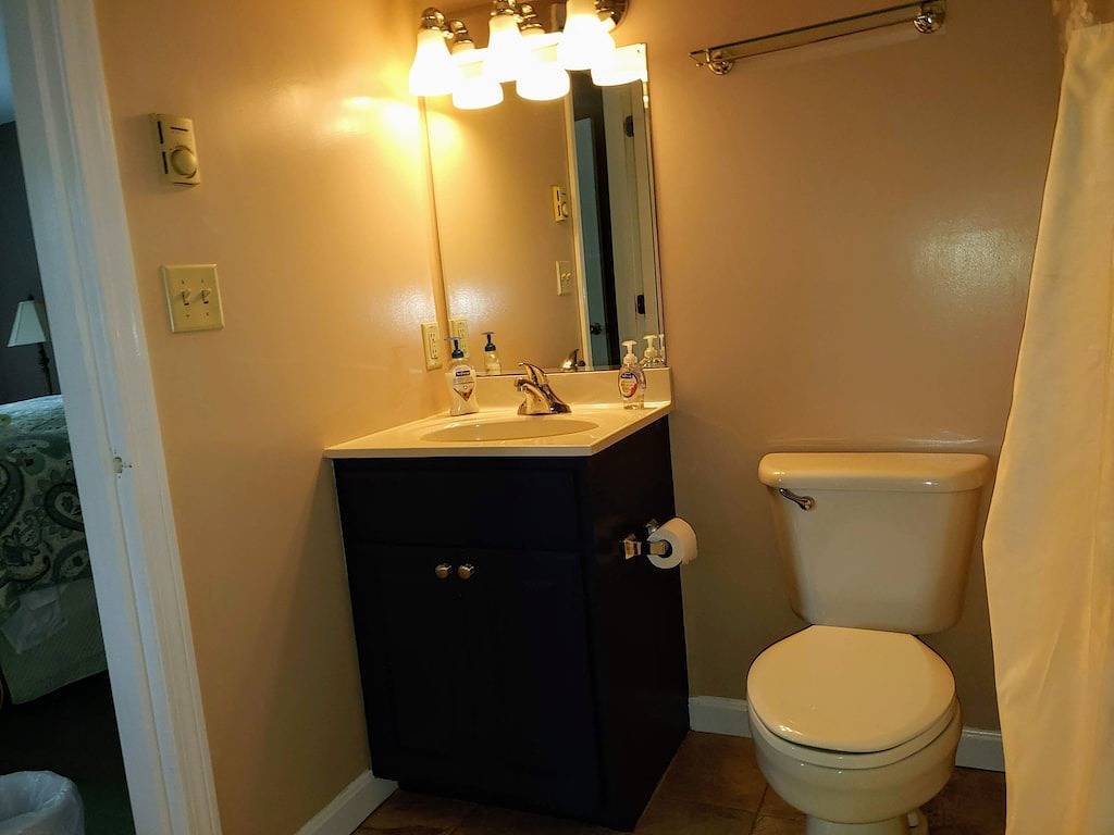 Ganze Wohnung, Gemütliche Loon Inn Condo # 1, König & 2 Königinnen, Highland Games-Free Shuttle-Wifi, Fp, Deck in Lincoln (NH), Franconia Notch