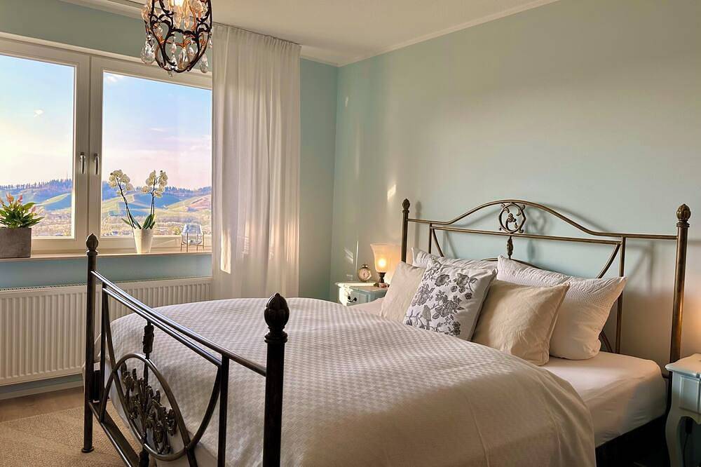 Ganze Wohnung, Stilvolle Ferienwohnung Panorama-Suite mit Top-Aussicht, Garten und Sauna in Kappelrodeck, Mittlerer Schwarzwald