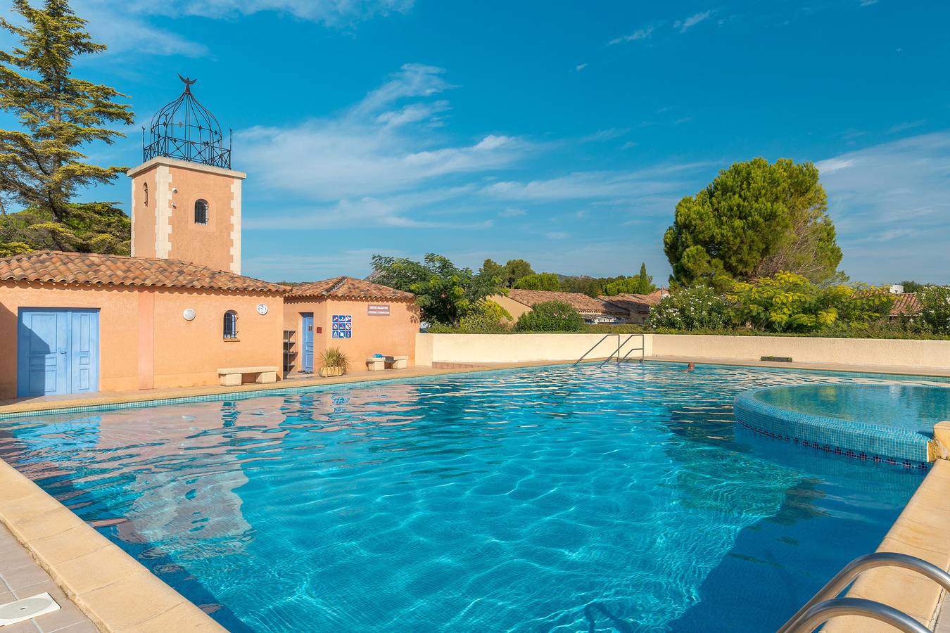 Entire apartment, Charming 2-bedroom house with pool, wifi, Ac in peaceful Eyguières in Eyguières, Arles region