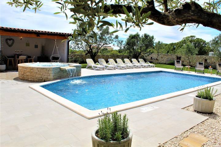 Ferienhaus für 20 Personen, mit Balkon und Whirlpool sowie Garten in Kroatien - 4