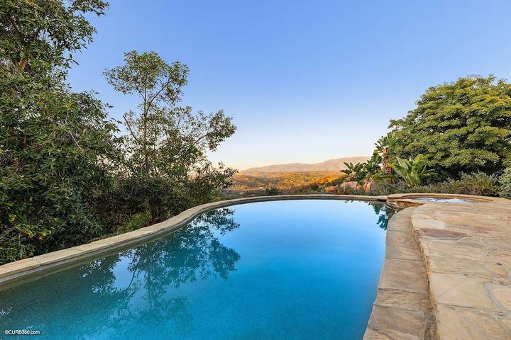 Vacation rental for 10 people, with hot tub and yard in Escondido