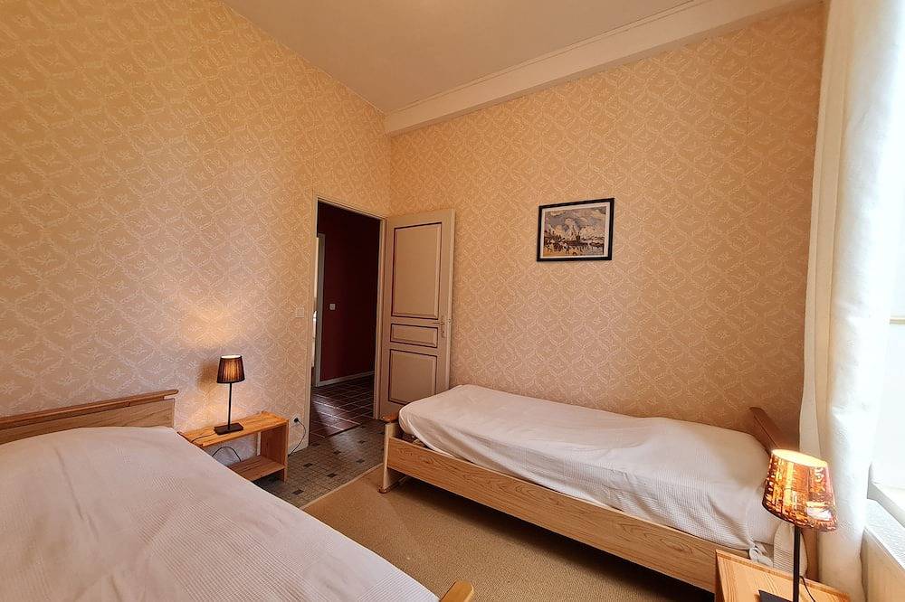 Lodge of Xviiith c Castle - nested in the Parc - 6/7 p - 4 kms from Falaise in Sainte-Thérèse-en-Pays-de-Falaise, Caen und Umgebung