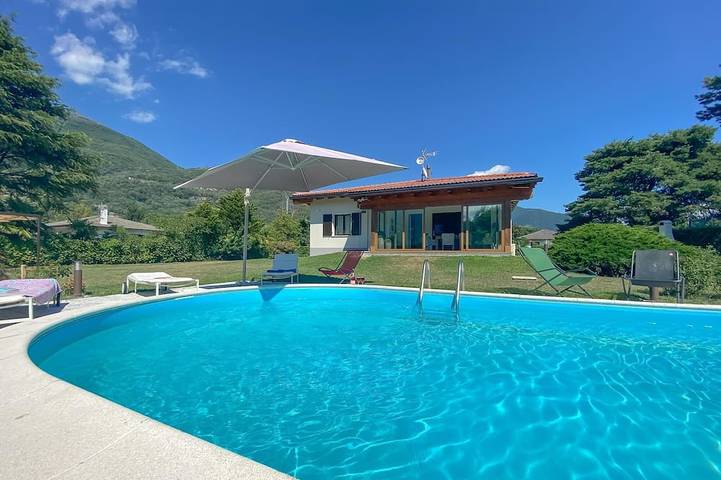 Bungalow voor 6 personen, with zwembad and tuin as well as terras aan het Comomeer