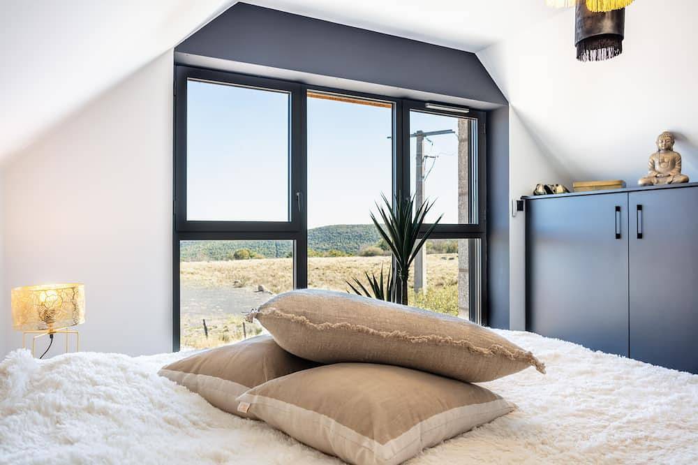 Warm, modern Buron with views of the Aubrac mountains in Saint-Chély-d'Aubrac, Macizo Central