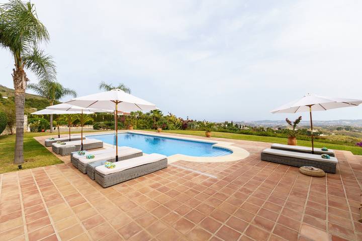 Villa 'Mirador De Valtocado' with Sea View, Wi-Fi and Air Conditioning in Urbanización Pueblo Valtocado, Mijas