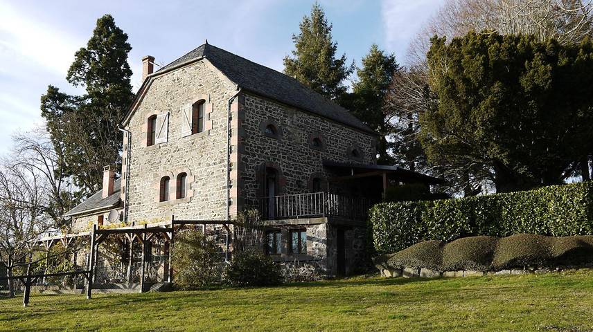 Gîte pour 8 personnes, avec piscine et terrasse à Talizat