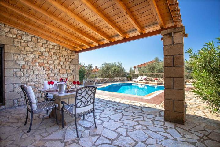 Location de vacances pour 3 personnes, avec vue ainsi que jardin et piscine dans Stoupa - 2