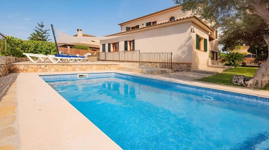 Villa für 8 Personen, mit Balkon und Whirlpool sowie Terrasse und Garten in Costitx