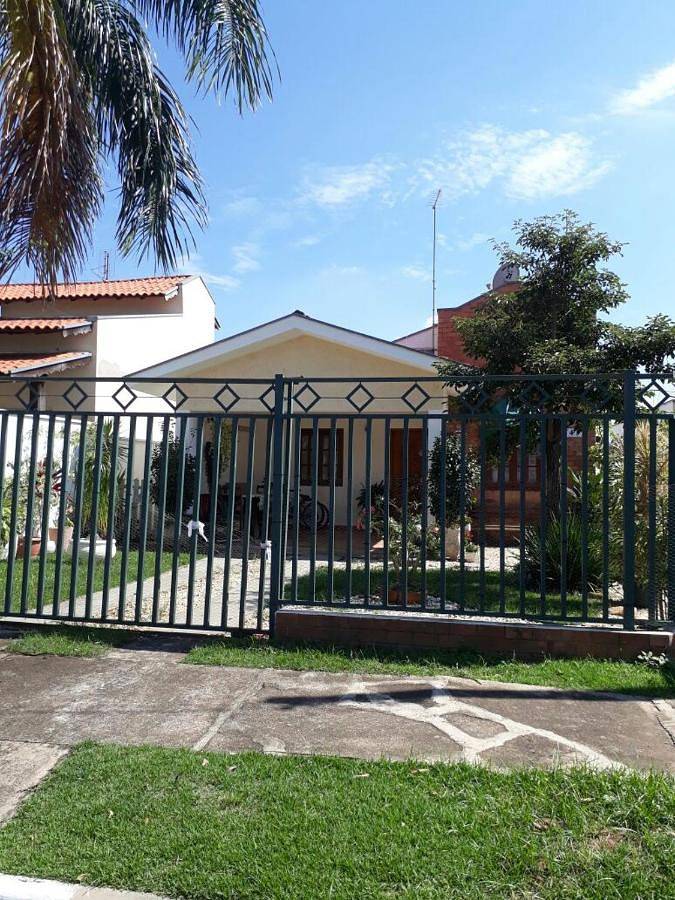 Casas e apartamentos de temporada para 8 pessoas, com balcão e jardim em Holambra