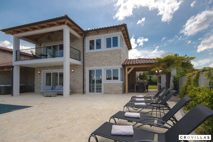 Ferienhaus für 16 Personen, mit Pool und Sauna sowie Meerblick