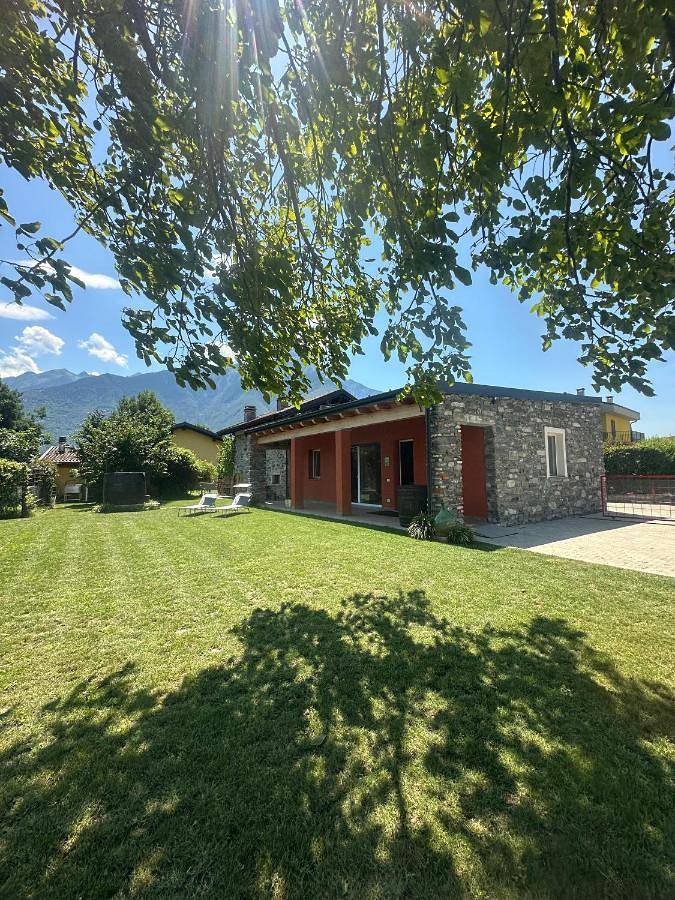 Location de vacances pour 6 personnes, avec terrasse et jardin, animaux acceptés à Dubino