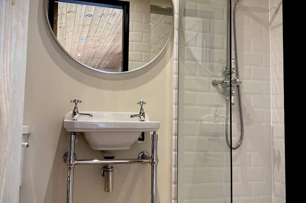 Hare’s Retreat - ( Middle Cabin )  - sleeps 2 guests  in 1 bedroom in Eyam, Derbyshire