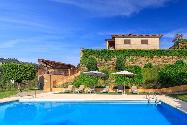 Casa de férias para 10 pessoas, com jardim e vista e ainda piscina em Cinfães