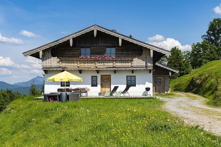 Hütte für 8 Personen, mit Balkon und Terrasse sowie Ausblick in Kössen