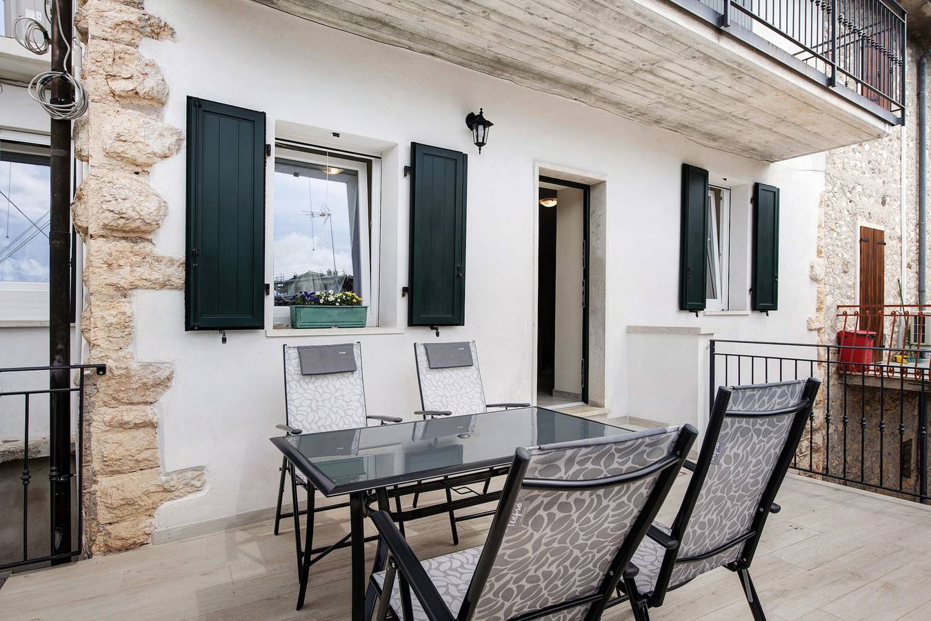Ganze Wohnung, Ferienwohnung "Casa Vera Aurora" mit privatem Gartenblick und Wi-Fi in Torri del Benaco, Gardasee-Berge