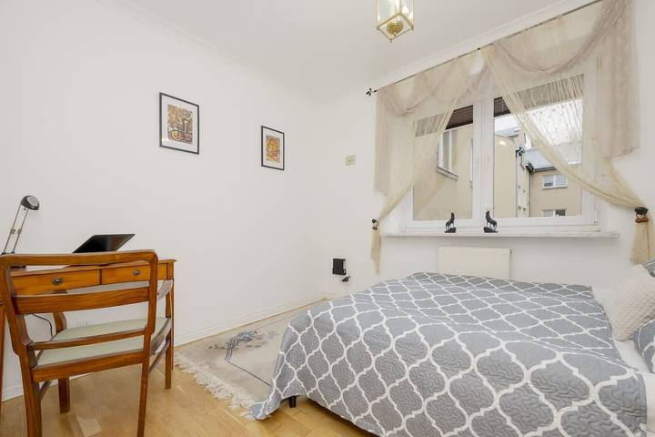 Appartement entier, Spacious Apartment | Balcony | 3 Bedrooms | Workspace. in Varsovie, Mazovie