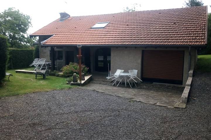 Gîte pour 6 personnes, avec jardin à Hadol