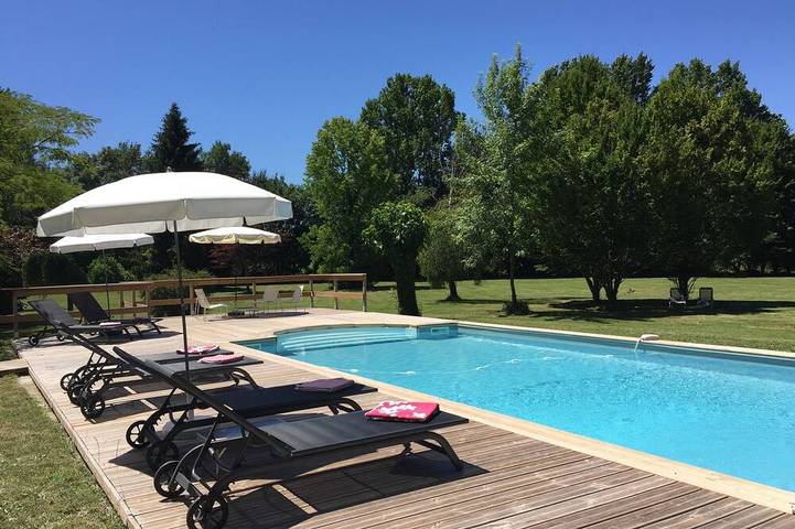 Location de vacances pour 12 personnes, avec jardin à Serres-et-Montguyard