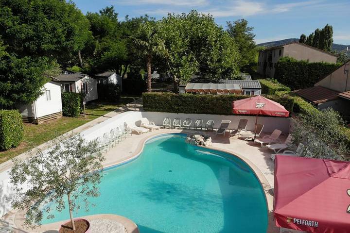 Camping pour 4 personnes, avec piscine, animaux acceptés