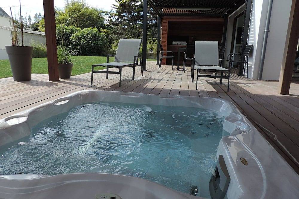 Superbe villa neuve avec jacuzzi, sur jardin clos. in Penmarch, Côte de Cornouaille