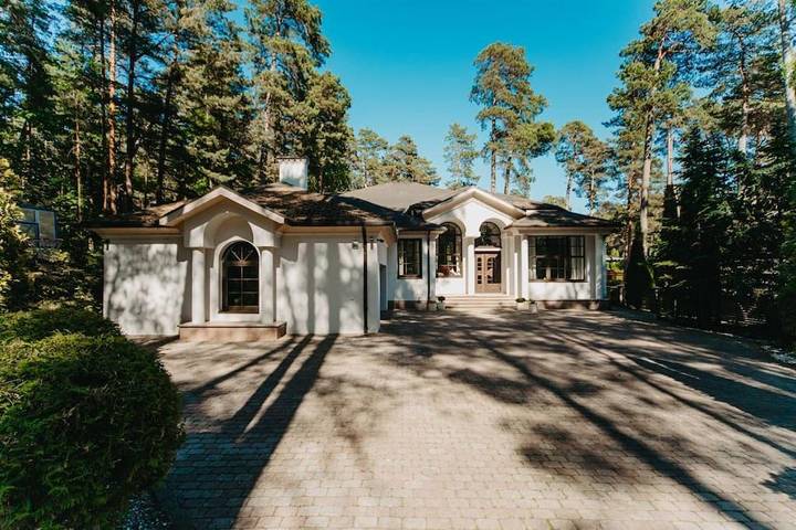 Ferienhaus für 8 Personen, mit Balkon und Terrasse sowie Garten und Pool in Jurmala