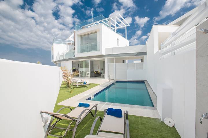 Villa for 6 people, with yard and balcony in Protaras