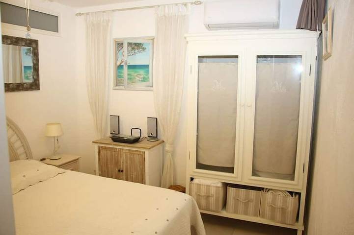Appartement entier, Beau rez-de-jardin avec terrasse, vue mer et accès direct à la plage - piscine in Bormes-les-Mimosas, Parc national de Port-Cros