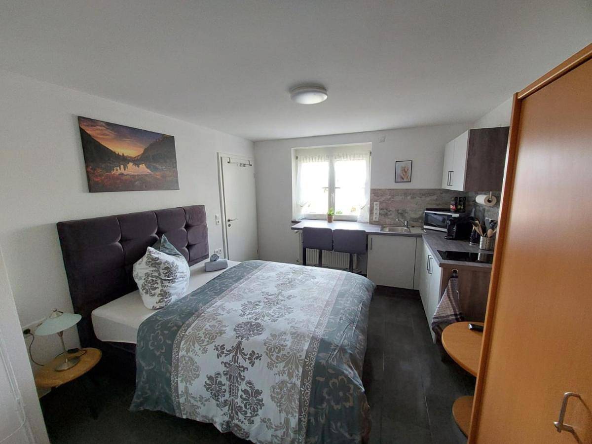 Ganze Wohnung, Single Room with Shared Shower and Toilet in Freudenberg am Main, Taubertal