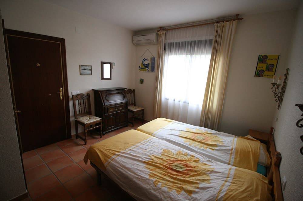Romslig sommer hus med 3 soverom; 6 senger, privat basseng, wifi, sjø og fjell utsikt in El Captivador, Albir